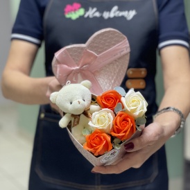 Красное сердце из 5 персиковых и оранжевых мыльных роз и мягкой игрушки