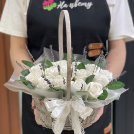 Корзина из 15 белых мыльных роз и лаванды
