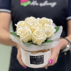 Композиция из 7 кремовых мыльных роз в белом керамическом кашпо Garden