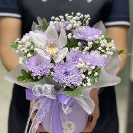 Композиция в шляпной коробочке с орхидеей  "Притяжение"