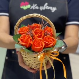 Композиция из мыльных роз в корзинке (оранжевый)