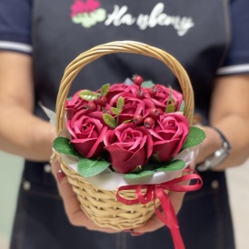 Композиция из мыльных роз в корзинке (бордовый)