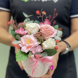 Сборная композиция из мыльных роз в керамическом кашпо Цветущий сад