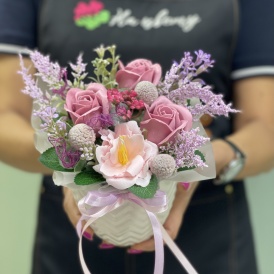 Сборная композиция из мыльных роз в керамическом кашпо Розовая палитра