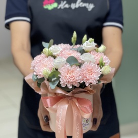 Нежная композиция в шляпной коробке "Коралловый блеск"