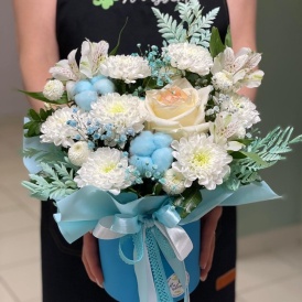 Композиция в шляпной коробке "Голубая лагуна"