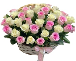 55 белых и розовых Эквадорских роз в корзине