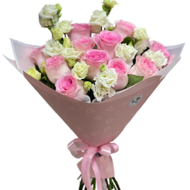 Букет из розовых роз и эустом