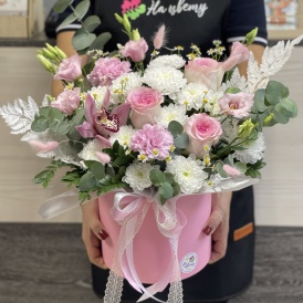 Большая композиция в нежных тонах "Любовь в каждом лепестке"