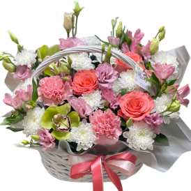 Композиция в корзине "Коралловая гармония"