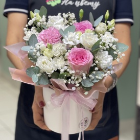 Композиция в шляпной коробке "Леди в белом"