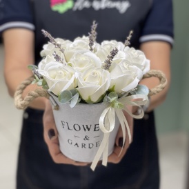 11 белых мыльных роз в ведерке Flowers & Garden с лавандой