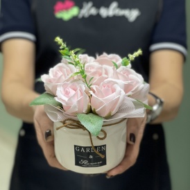 Композиция из 7 нежно-розовых мыльных роз с зеленью в керамическом кашпо