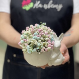 Композиция из радужной гипсофилы в кашпо "Зайчик" 