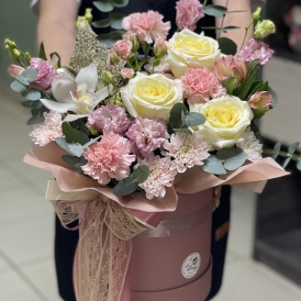 Композиция в шляпной коробке "Поцелуй лепестка"