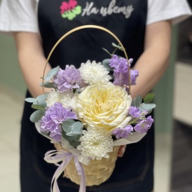 Композиция в корзинке "Чайная роза"