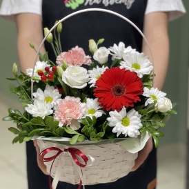 Композиция в корзине с герберой "Настроения красок"
