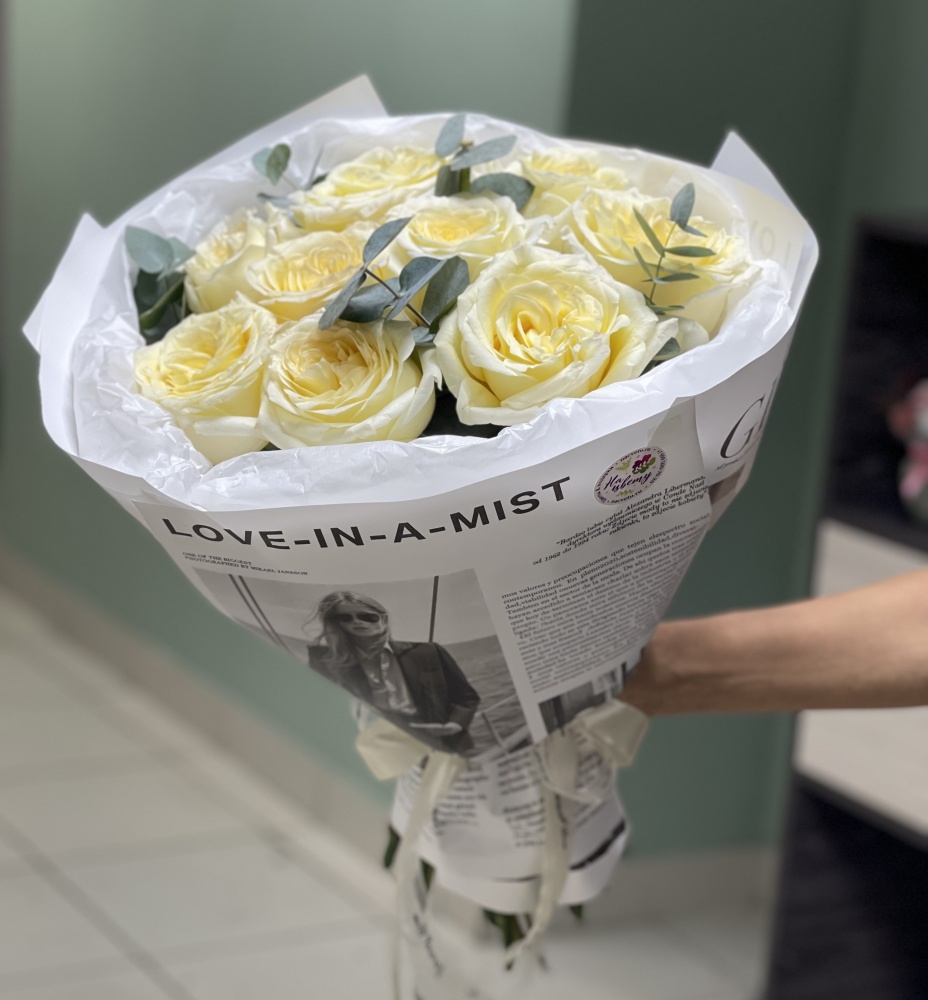 9 пионовидных роз в стильной упаковке с эвкалиптом