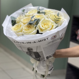 9 пионовидных роз в стильной упаковке с эвкалиптом