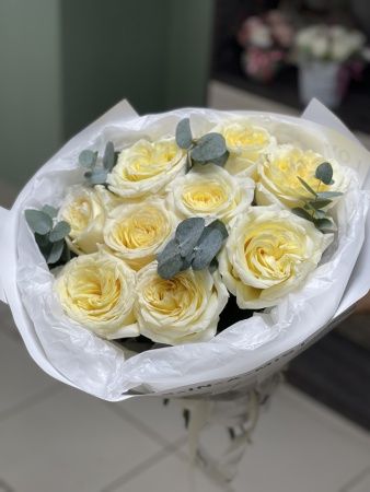 9 пионовидных роз в стильной упаковке с эвкалиптом фото 2