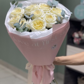 9 пионовидных роз в нежной упаковке с эвкалиптом