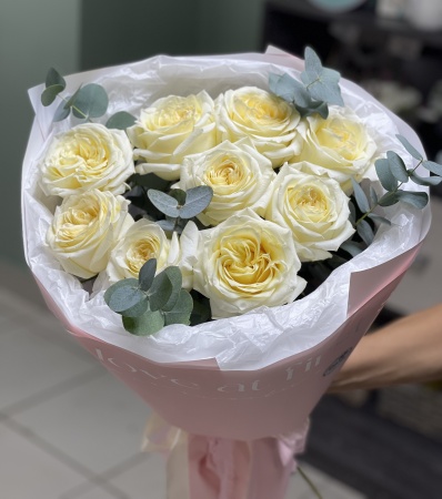 9 пионовидных роз в нежной упаковке с эвкалиптом фото 2