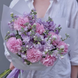 Букет с Маттиолой и диантусом