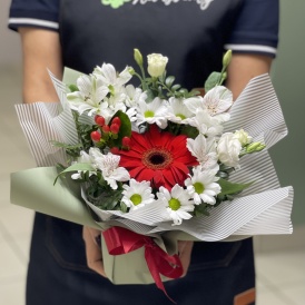 Композиция с герберой "Теплый комплимент"