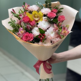 Букет с кустовой розой "Яркие чувства"