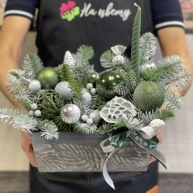 Новогодняя композиция в декоративном ящике "Лес чудес"