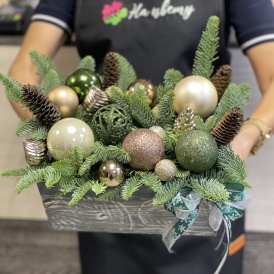 Новогодняя композиция в декоративном ящике "Лесная поляна"