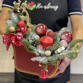 Новогодняя композиция "Волшебные сани"