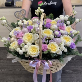 Цветочная композиция в корзине "Новогодний Рассвет"