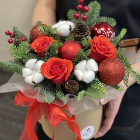 Композиция в шляпной коробке "Новогодние краски"