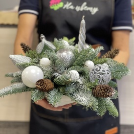 Новогодняя композиция на праздничный стол "Снежное сияние"