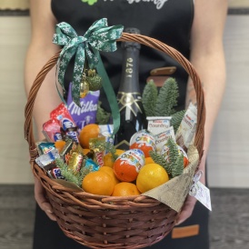 Корзина с мандаринами и сладостями "Моей снегурочке"