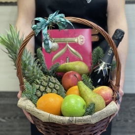 Корзина с фруктами "Праздничная"с новогодним декором