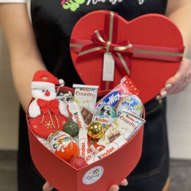 Красное сердце со сладостями и снеговиком "Подарок деда мороза"
