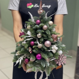 Композиция из Датской ели "Новогодняя ёлка" в розовом цвете