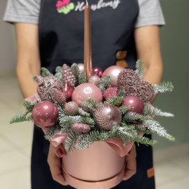 Новогодняя композиция в шляпной коробке "Новогодние чудеса"