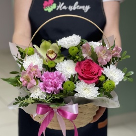 Композиция в корзине "Яркие мгновения"