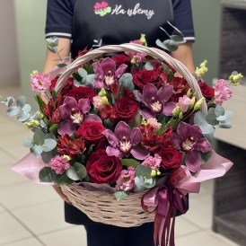 Композиция в корзине с красными розами и орхидеей "Зимняя вишня"