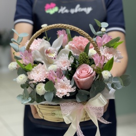 Композиция в корзине с орхидеей "Созвездие девы"