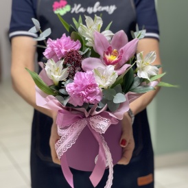 Композиция в шляпной коробке "Искренняя улыбка"