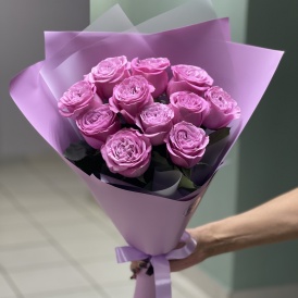 Букет из 11 пионовидных сиреневых роз в красивой упаковке 
