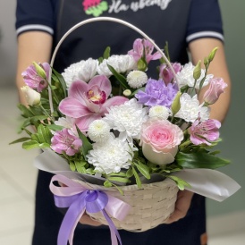 Композиция в корзине "нежные лиловые краски"