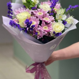 Букет из хризантем и роз "Дыхание эдельвейса"