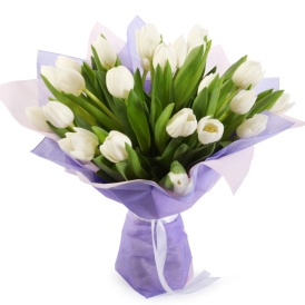 Букет из 21 белых тюльпанов в красивой упаковке