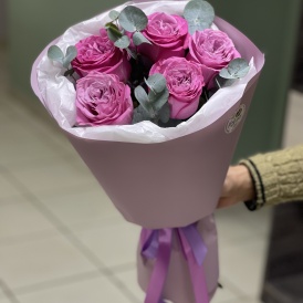 Букет из 5 пионовидных роз и эвкалипта