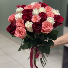 Букет из 25 разноцветных роз